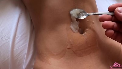 ディープフェラチオと情熱的なセックスのクローズアップ - 食べられた精子